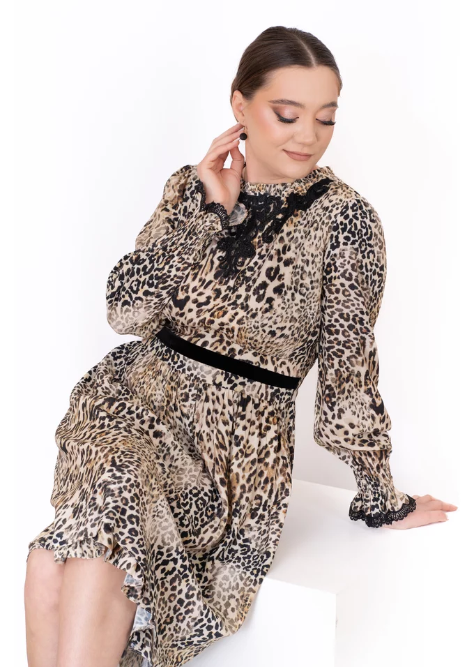 Rochie eleganta Leopard Allure accesorizata cu broderie