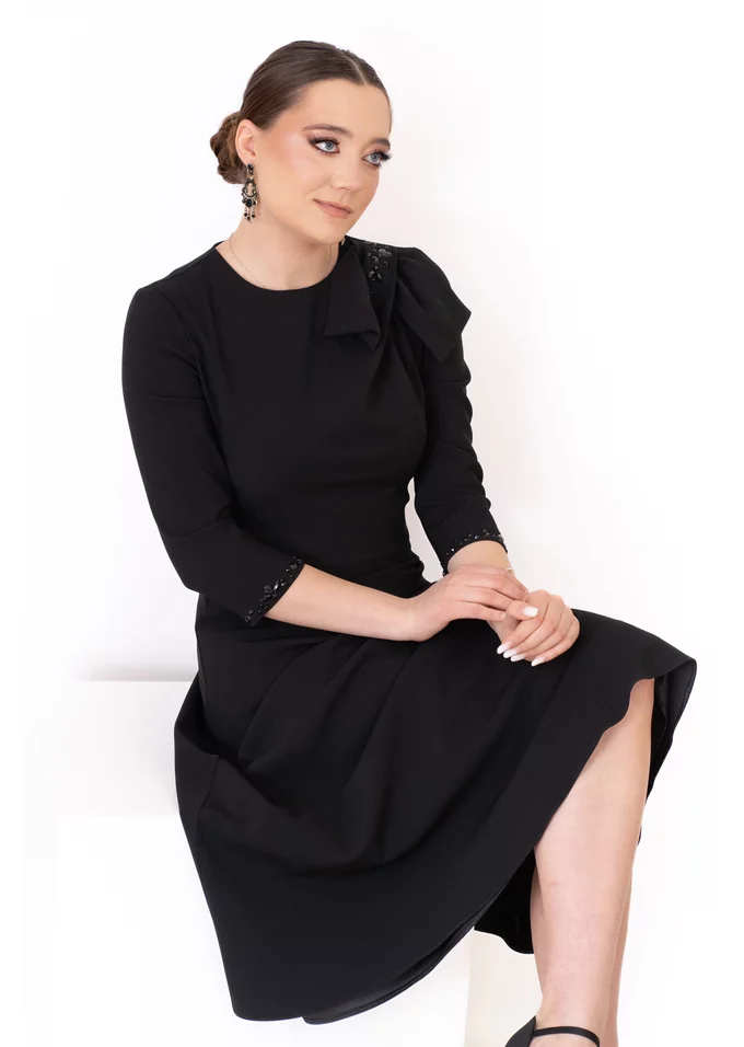 Rochie eleganta neagra decorata cu funda si pietre