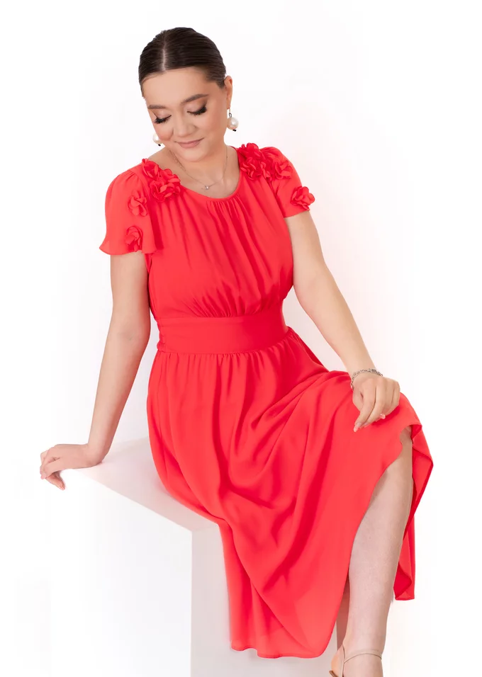 Rochie eleganta rosu mac accesorizata cu flori