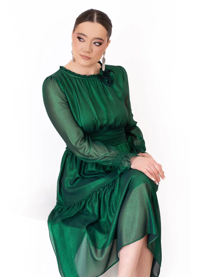 Rochie  eleganta verde smarald sidefat accesorizata cu floare