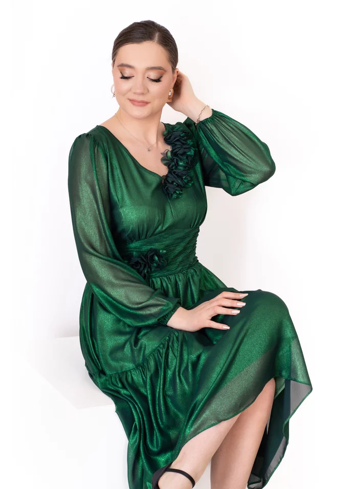 Rochie  eleganta verde smarald sidefat accesorizata cu flori