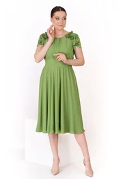 Rochie eleganta verde fistic accesorizata cu flori