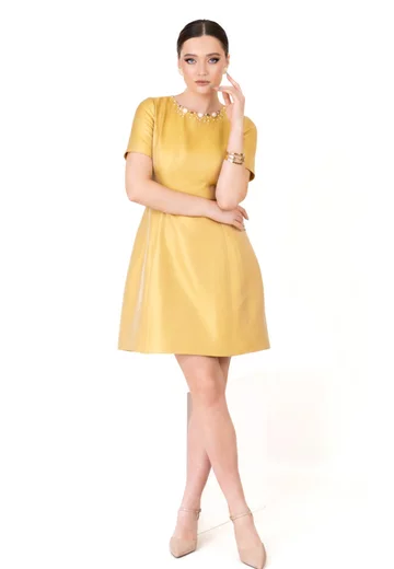 Rochie eleganta yellow mirror din organza creponata decorata cu perle