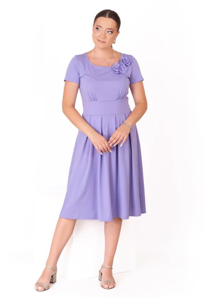 Rochie lejera din jerse mov lavanda accesorizata cu flori