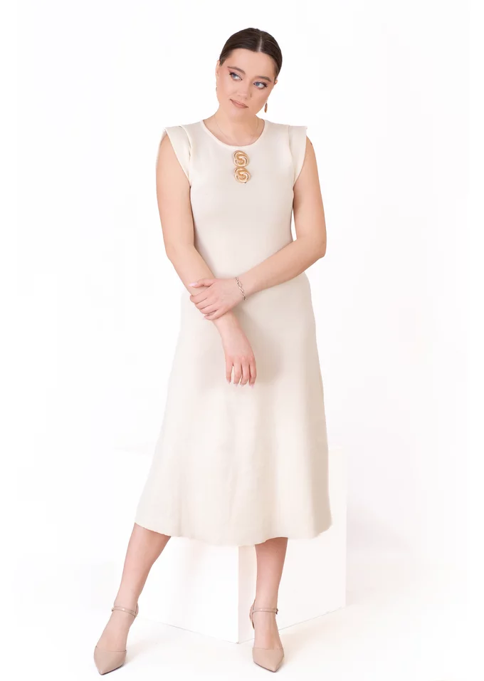 Rochie midi cream cu umeri structuratii si detalii metalice