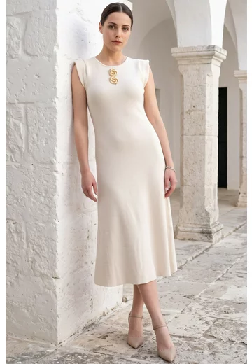 Rochie midi cream cu umeri structuratii si detalii metalice