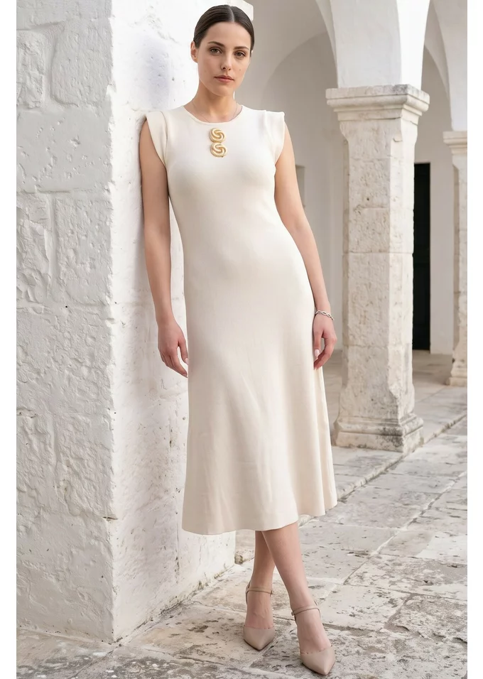 Rochie midi cream cu umeri structuratii si detalii metalice