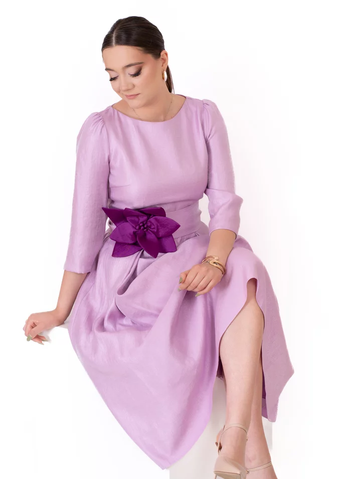 Rochie midi de gala shine orhid din organza texturata cu centura cu floare in contrast