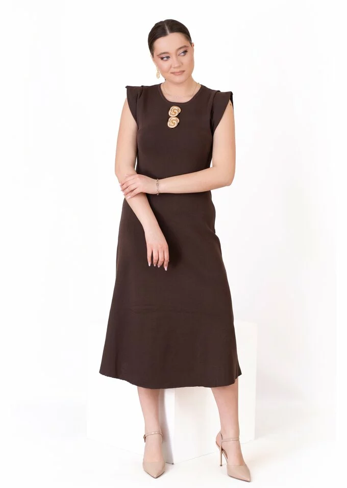 Rochie midi maro cu umeri structuratii si detalii metalice