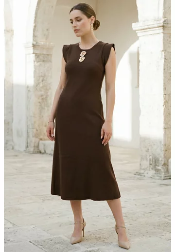 Rochie midi maro cu umeri structuratii si detalii metalice