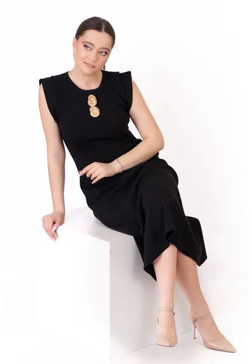 Rochie midi neagra cu umeri structuratii si detalii metalice