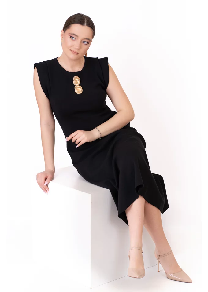 Rochie midi neagra cu umeri structuratii si detalii metalice