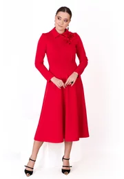 Rochie red flame din jerse accesorizata cu flori