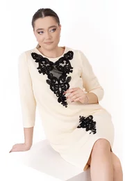 Rochie sweet cream tipa line din crep de vascoza decorata cu broderie