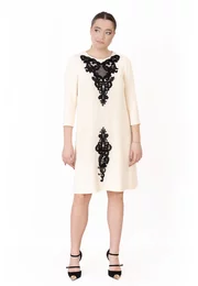 Rochie sweet cream tipa line din crep de vascoza decorata cu broderie