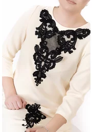 Rochie sweet cream tipa line din crep de vascoza decorata cu broderie