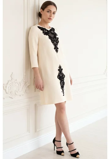 Rochie sweet cream tipa line din crep de vascoza decorata cu broderie