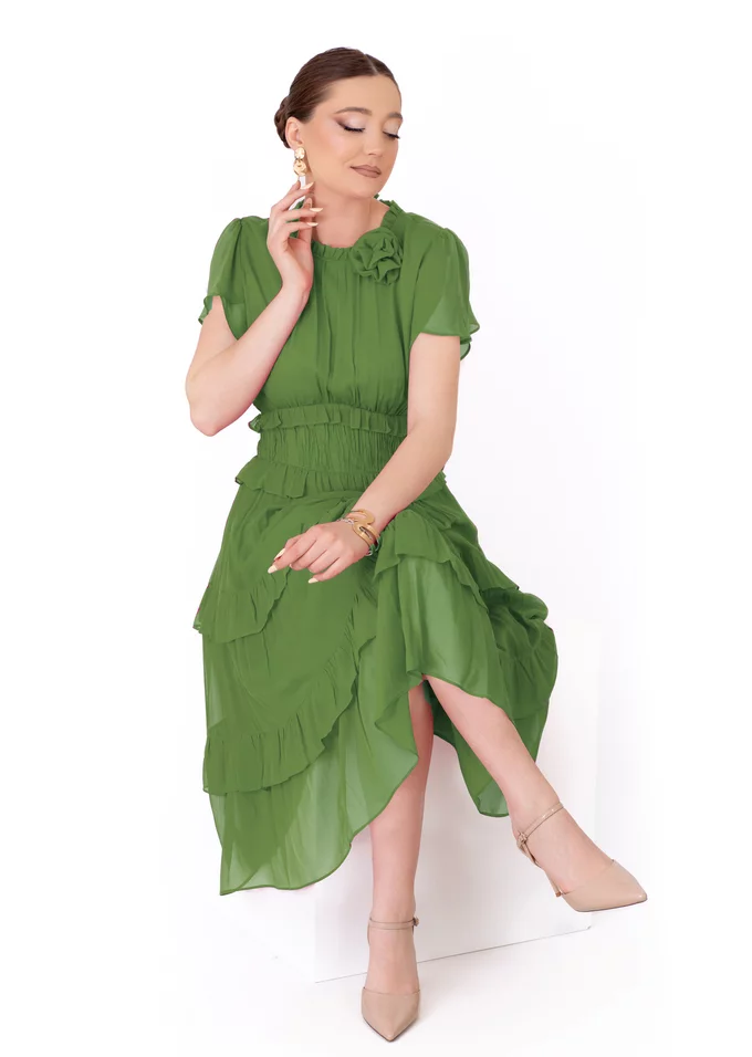 Rochie verde crud sweet ruffles din matase fina decorata cu floare