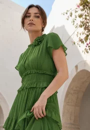 Rochie verde crud sweet ruffles din matase fina decorata cu floare