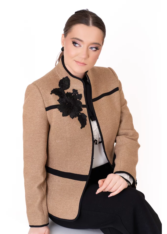 Sacou beige brown decorat cu flori brodate