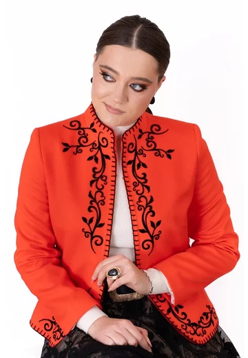 Sacou coral fewer din lana soft decorat cu broderie in contrast