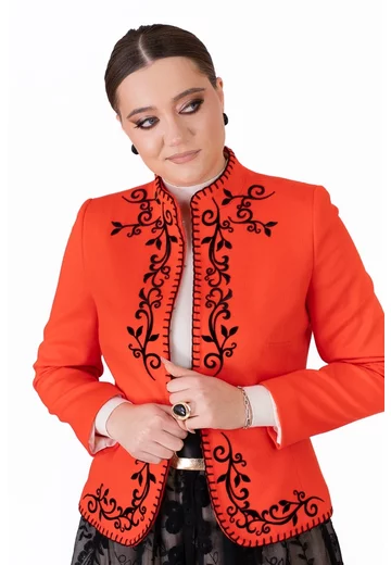 Sacou coral fever din lana soft decorat cu broderie in contrast