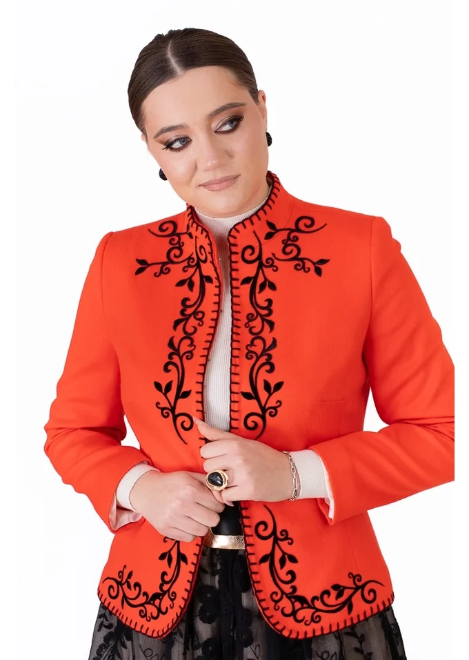 Sacou coral fever din lana soft decorat cu broderie in contrast