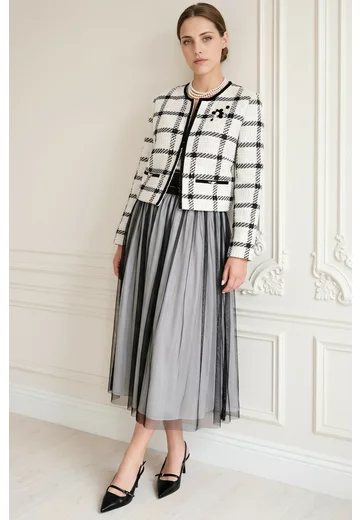 Sacou crop sweet cream din tweed cu brosa fina din pietre