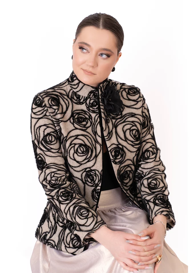 Sacou din lana cu model floral decorat cu floare si pietre