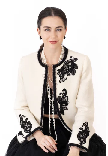 Sacou din lana sweet cream cu broderie neagra eleganta