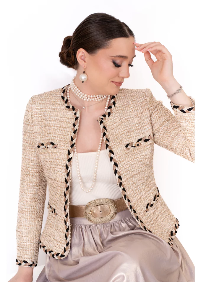 Sacou din tweed cream coniac accesorizat cu impletitura