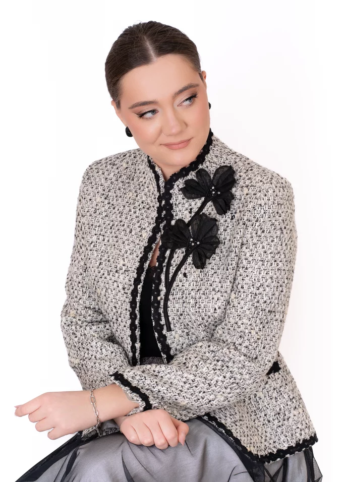 Sacou din tweed silver cream cu detalii florale pe partea stanga