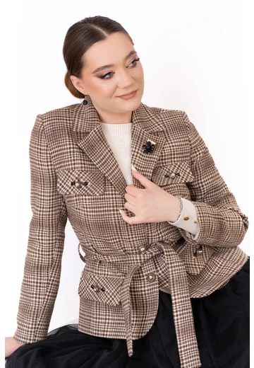 Sacou elegant in carouri fine cu brosa din pietre