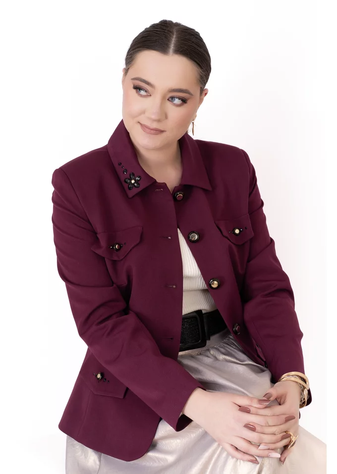 Sacou rubin flame cu brosa din pietre si nasturi tip bijuterie in contrast