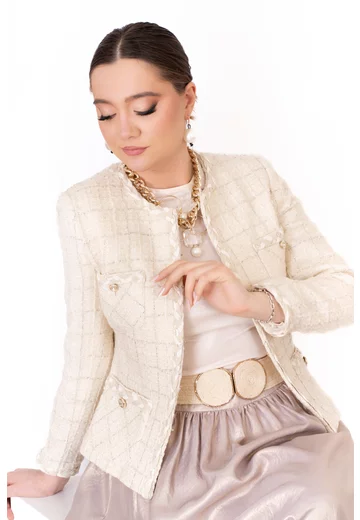 Sacou soft gold din tweed accesorizat cu benzi