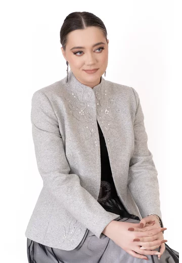 Sacou stylish din lana gri decorat cu broderie , strasuri si perle
