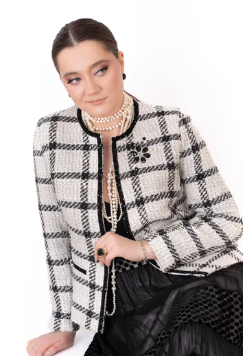 Sacou sweet cream din tweed cu brosa fina din pietre