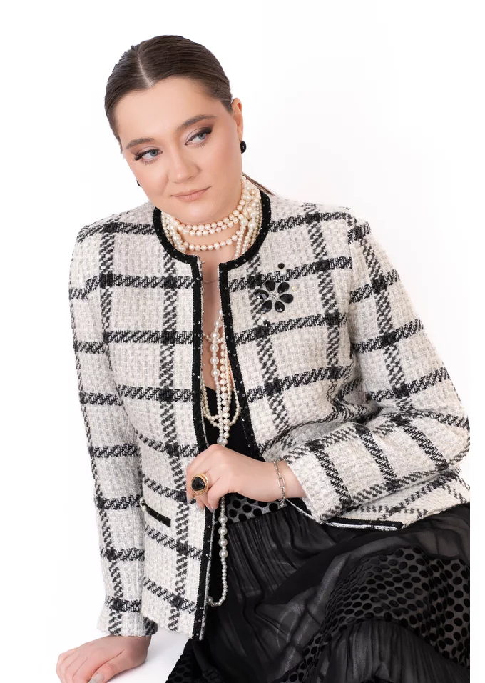 Sacou sweet cream din tweed cu brosa fina din pietre