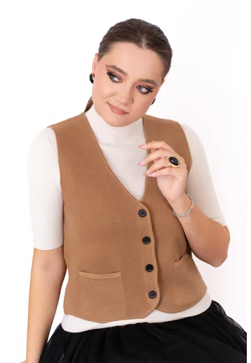 Vesta caramel tricotata cu nasturi