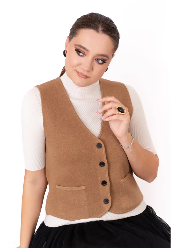 Vesta caramel tricotata cu nasturi