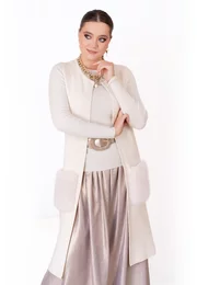 Vesta crem  tricotata accesorizata cu buzunare din blanita