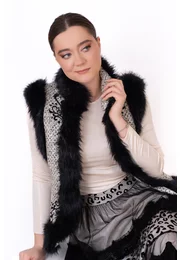 Vesta eleganta din tweed silver cream cu broderie si contur din blana