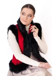 Vesta eleganta red desire cu strasuri si contur din blana