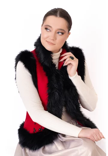 Vesta eleganta red desire cu strasuri si contur din blana
