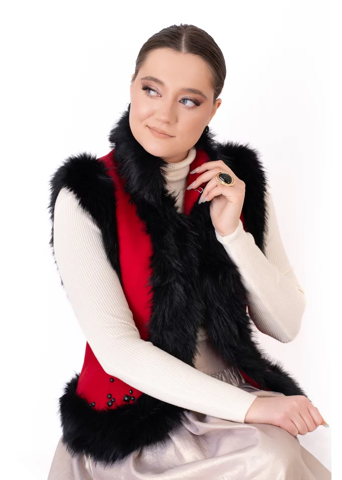Vesta eleganta red desire cu strasuri si contur din blana
