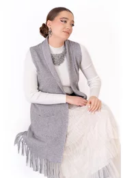 Vesta gri cu franjuri si buzunare