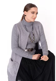 Vesta gri tricotata accesorizata cu buzunare din blanita