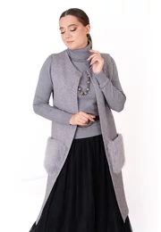 Vesta gri tricotata accesorizata cu buzunare din blanita