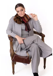 Vesta gri tricotata accesorizata cu buzunare din blanita