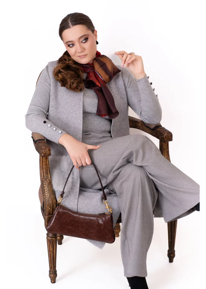 Vesta gri tricotata accesorizata cu buzunare din blanita